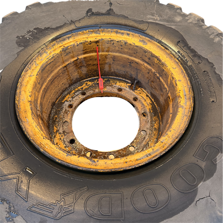 Däck med fälg 20,5x25